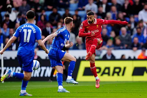 تسديدة خطيرة من محمد صلاح أمام ليستر سيتي