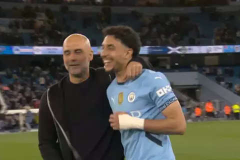 احتفال جوارديولا مع عمر مرموش بعد الفوز على أستون فيلا 