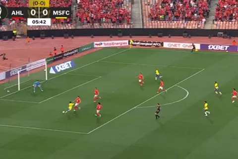 خطأ وفرصة لصنداونز أمام الأهلي