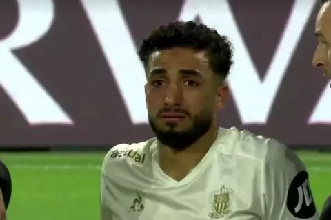 اصابة قوية وبكاء وخروج عبد المنعم أمام باريس سان جيرمان