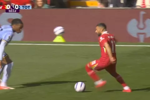 تسديدة قوية من محمد صلاح أمام توتنهام