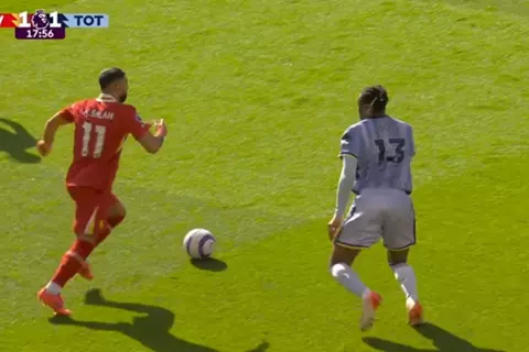 محمد صلاح يساهم في هدف ليفربول الأول أمام توتنهام