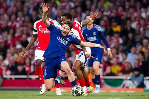 هل يستحق باريس سان جيرمان ركلة جزاء أمام أرسنال؟