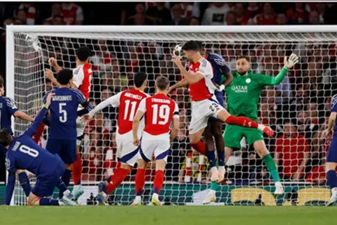 تقنية الفيديو تحرم أرسنال من هدف أمام باريس سان جيرمان