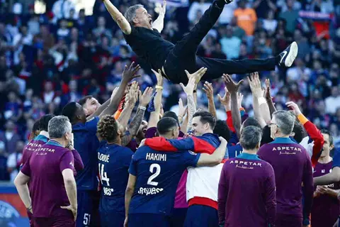 فرحة جهاز باريس سان جيرمان بالتتويج بالدوري الفرنسي