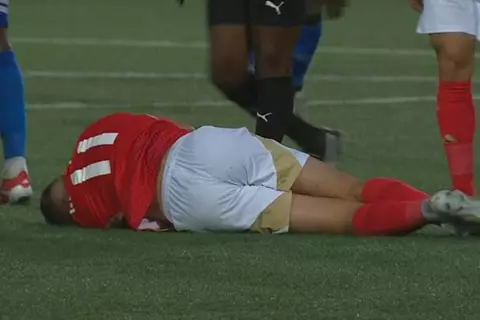 سقوط جراديشار بعد تدخل قوي من لاعب الهلال السوداني