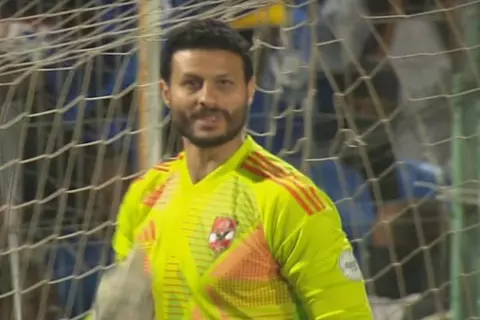 انقاذ رائع من محمد الشناوي أمام الهلال السوداني
