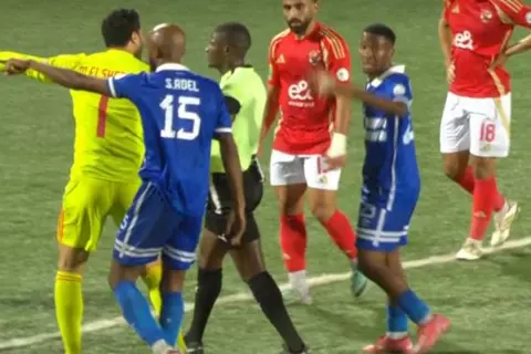 فرصة ضائعة من الهلال ومطالبة بضربة جزاء أمام الأهلي