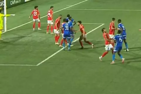 اعتداء لاعب من الهلال على محمد هاني