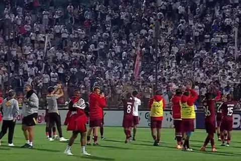 تحية لاعبي ستيلينبوش لجماهير الزمالك بعد المباراة