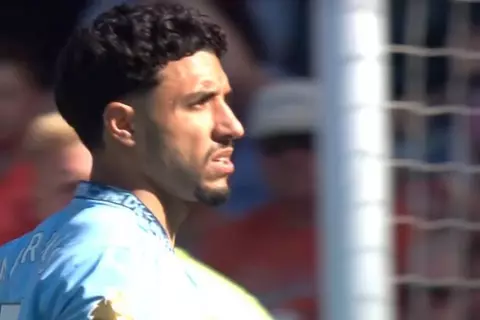 العارضة تحرم مرموش من هدف رائع أمام ساوثامبتون