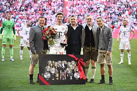 تكريم ثنائي بايرن ميونيخ إيريك داير وتوماس مولر في موسمهما الأخير مع الفريق البافاري