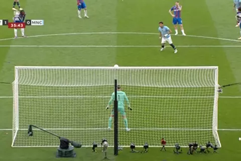 مرموش يهدر ركلة جزاء أمام كريستال بالاس