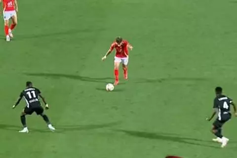 تسديدة قوية من إمام عاشور وتصدي رائع من حارس البنك الأهلي