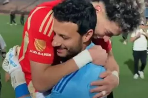 احتفال إمام عاشور مع محمد الشناوي بعد الفوز على البنك الأهلي