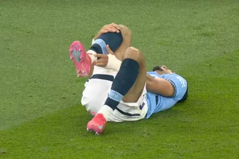 إصابة مرموش بعد تدخل قوي من لاعب وولفرهامبتون