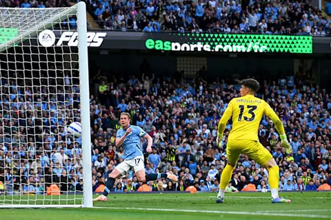 دي بروين يهدر هدفا محققا للسيتي من صناعة مرموش أمام بورنموث