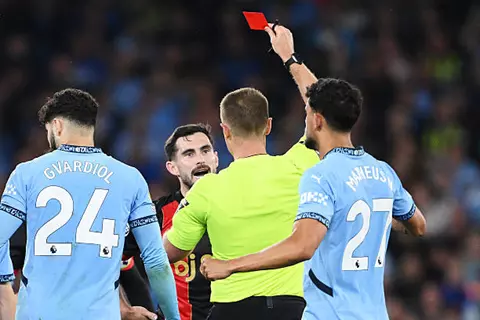 طرد لويس كوك لاعب بورنموث أمام مانشستر سيتي