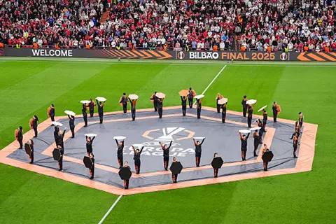 حفل رائع قبل بداية نهائي الدوري الأوروبي