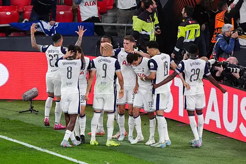 فرحة لاعبي توتنهام بعد الفوز بالدوري الأوروبي