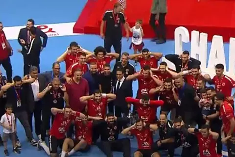 مؤمن زكريا يشارك لاعبي يد الأهلي فرحة الفوز بكأس الكؤوس الإفريقية