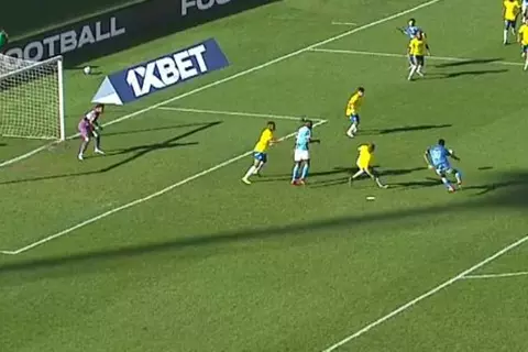 لاعبو بيراميدز يطالبوا بضربة جزاء أمام صنداونز