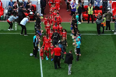 ممر شرفي للاعبي ليفربول وكريستال بالاس أبطال البريميرليج وكأس الاتحاد الإنجليزي