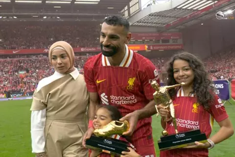 تتويج محمد صلاح بجائزتي هداف الدوري الإنجليزي وأفضل صانع ألعاب