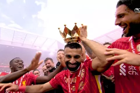 لقطة خاصة لمحمد صلاح خلال تتويج ليفربول بالدوري الإنجليزي