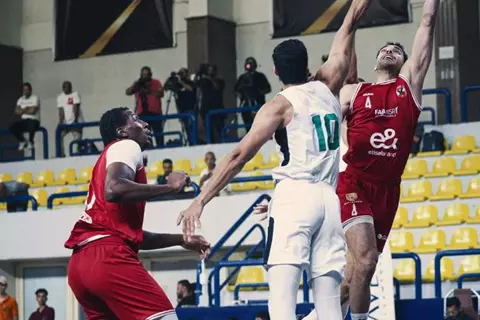 اللحظات الأخيرة من مباراة الأهلي والاتحاد في دوري السوبر للسلة