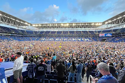 احتفالات هيستيرية بعد ضمان فريق اسبانيول البقاء في الدوري الإسباني