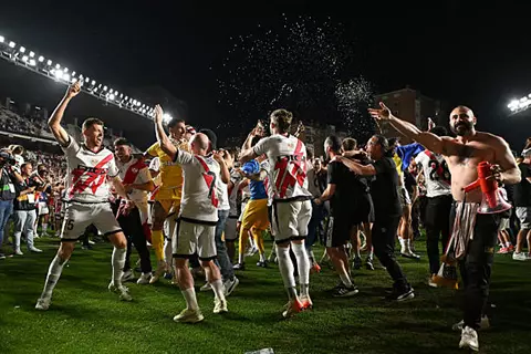 احتفالات مجنونة لرايو فايكانو بعد ضمان التأهل لدوري المؤتمر الأوروبي