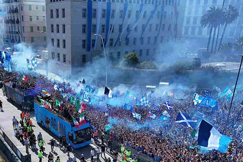 شاهد احتفالات نابولي في الشوارع بعد التتويج بالدوري الإيطالي