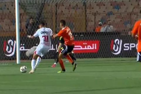 العارضة تحرم إيشو لاعب الزمالك من هدف أمام فاركو