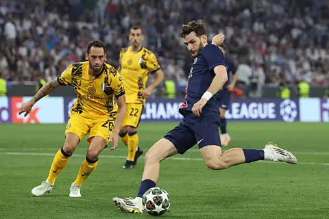 كفاراتسخيليا يهدر فرصة هدف لباريس سان جيرمان أمام إنتر