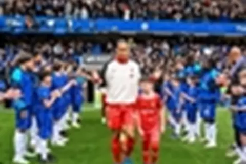 لاعبو تشلسي يقفون في ممر شرفي لليفربول بطل الدوري الإنجليزي 