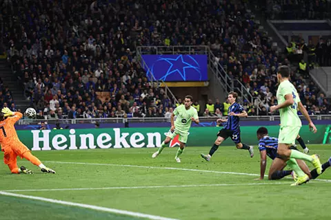 سومر ينقذ إنتر من هدف محقق أمام برشلونة