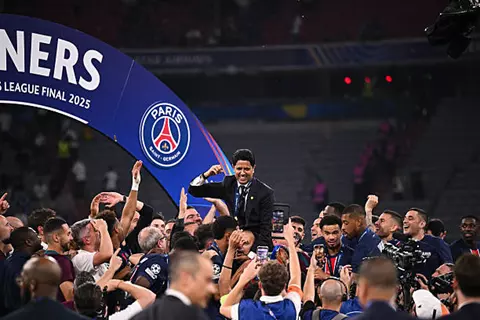 فرحة لاعبي باريس سان جيرمان مع رئيس النادي ناصر الخليفي بعد التتويج التاريخي بدوري أبطال أوروبا