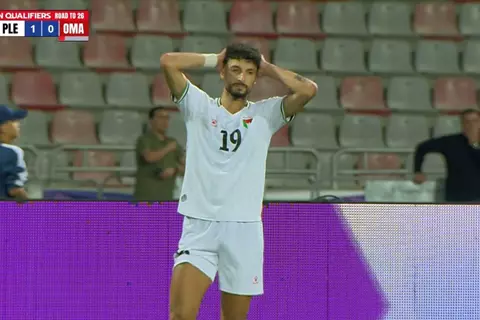 وسام ابو علي يهدر فرصة هدف في مباراة فلسطين وعمان