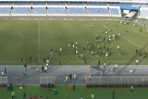 هدف الاتحاد أمام أهلي طرابلس وتوقف المباراة بعد اقتحام الجماهير