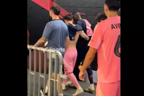 مصافحة خاصة بين ميسي وديمبيلي بعد مباراة إنتر ميامي وباريس سان جيرمان