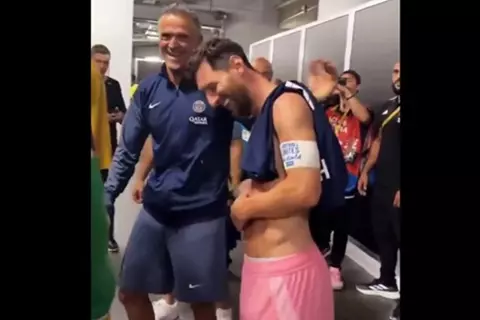 عناق بين ميسي وفريق باريس سان جيرمان بعد نهاية المباراة