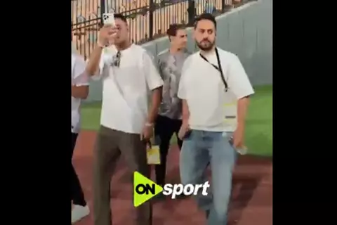  مصطفى محمد يساند الزمالك أمام بيراميدز ويلتقط صور للجماهير من أرضية الملعب 