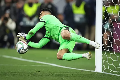 موراتا يهدر ضربة جزاء ونيفيز يسجل ضربة فوز البرتغال