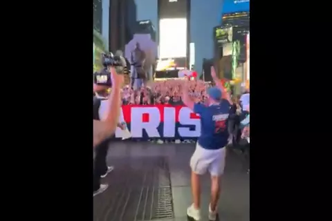 جماهير باريس سان جيرمان تحتفل في ساحة تايمز سكوير