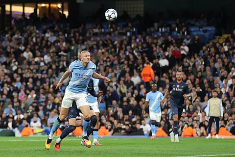 هدف مانشستر سيتي الأول أمام نابولي (هالاند)