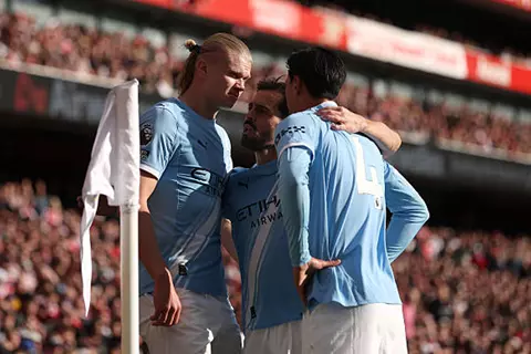 هدف مانشستر سيتي الأول أمام أرسنال (هالاند)