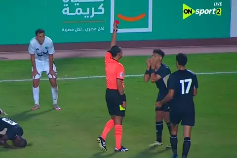 في أقل من دقيقة.. إنذار وطرد محمد إبراهيم لاعب بتروجت أمام غزل المحلة
