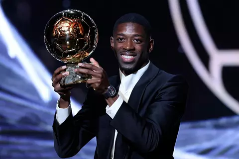 عثمان ديمبيلي يفوز بجائزة الكرة الذهبية عن أفضل لاعب في العالم 2025