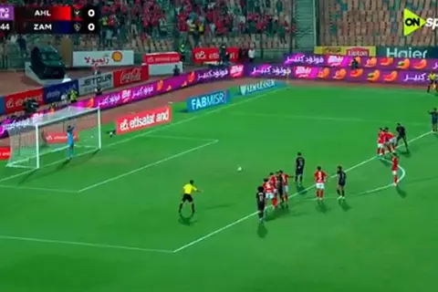 ركلة جزاء عبد الله السعيد المهدرة أمام الأهلي وحكم المباراة يقرر إعادتها